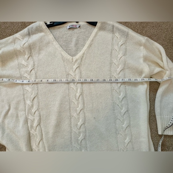 Cream coloured cable knit sweater - Picture 4 of 4